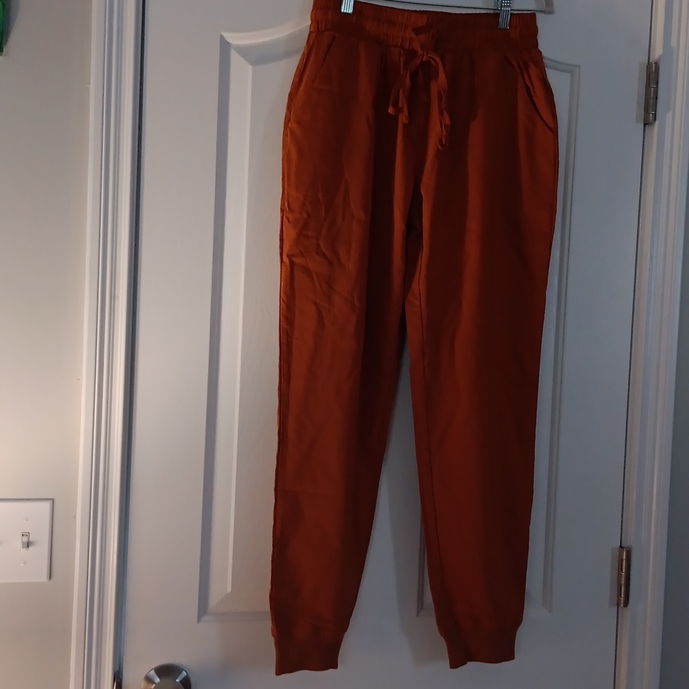 Betseys Boutique Shop tan spring joggers size M nwot